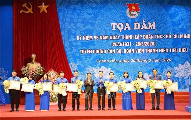 Ông Nguyễn Doãn Anh, Ủy viên Trung ương Đảng, Bí thư Tỉnh ủy Thanh Hóa và anh Nguyễn Minh Triết, Ủy viên dự khuyết Trung ương Đảng, Bí thư Thường trực Trung ương Đoàn, Chủ tịch Trung ương Hội Sinh viên Việt Nam trao Bằng khen của Chủ tịch UBND tỉnh tặng các cá nhân có thành tích xuất sắc trong công tác hỗ trợ thanh niên khởi nghiệp. Ảnh: TTXVN phát