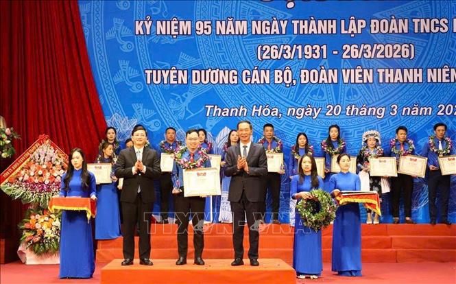 Trao Bằng khen của Tỉnh đoàn và biểu trưng cán bộ, đoàn viên thanh niên tiêu biểu. Ảnh: TTXVN phát
