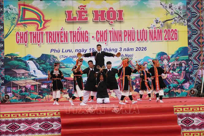 Tiết mục biểu diễn văn nghệ đặc sắc của bà con dân tộc các thôn tại Lễ hội Chợ Thụt truyền thống - Chợ tình Phù Lưu năm 2026. Ảnh: Minh Tâm - TTXVN