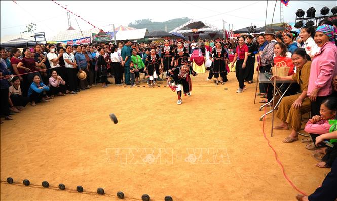 Bà con các dân tộc và du khách hào hứng tham gia trò chơi dân gian đánh pam tại Lễ hội Chợ Thụt xã Phù Lưu (tỉnh Tuyên Quang). Ảnh: Minh Tâm - TTXVN
