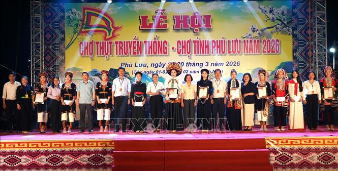 Lãnh đạo xã Phù Lưu trao giải cho các thí sinh tham gia trình diễn trang phục truyền thống các dân tộc tại Lễ hội Chợ Thụt năm 2026. Ảnh: Minh Tâm - TTXVN