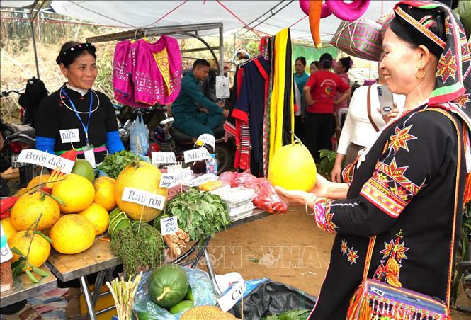 Các sản phẩm nông sản, đặc sản truyền thống của địa phương được đông đảo du khách lựa chọn tại Chợ Thụt, xã Phù Lưu (tỉnh Tuyên Quang). Ảnh: Minh Tâm - TTXVN