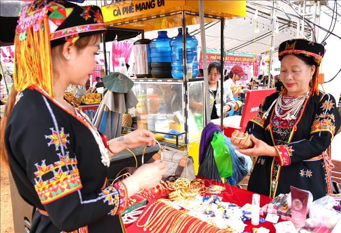 Phụ nữ dân tộc lựa chọn trang phục, phụ kiện truyền thống tại Lễ hội Chợ Thụt, xã Phù Lưu (Tuyên Quang). Ảnh: Minh Tâm - TTXVN