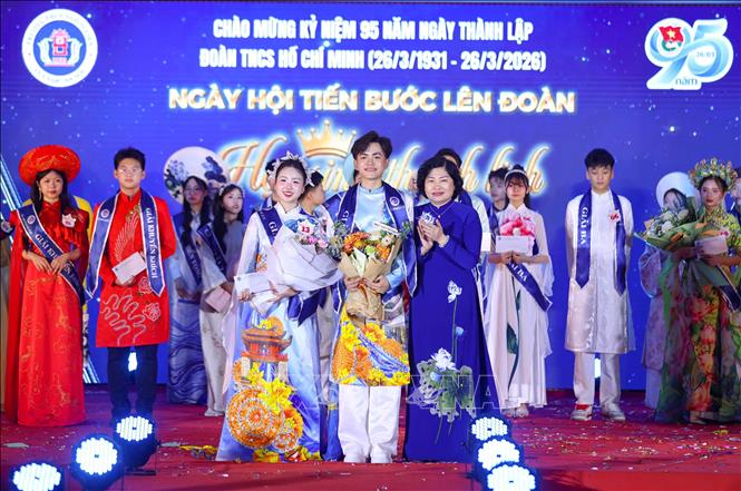 Hiệu trưởng trường THCS Ngô Sĩ Liên Phạm Thu Hà trao giải đặc biệt cho học sinh lớp 9 xuất sắc nhất Hội thi 