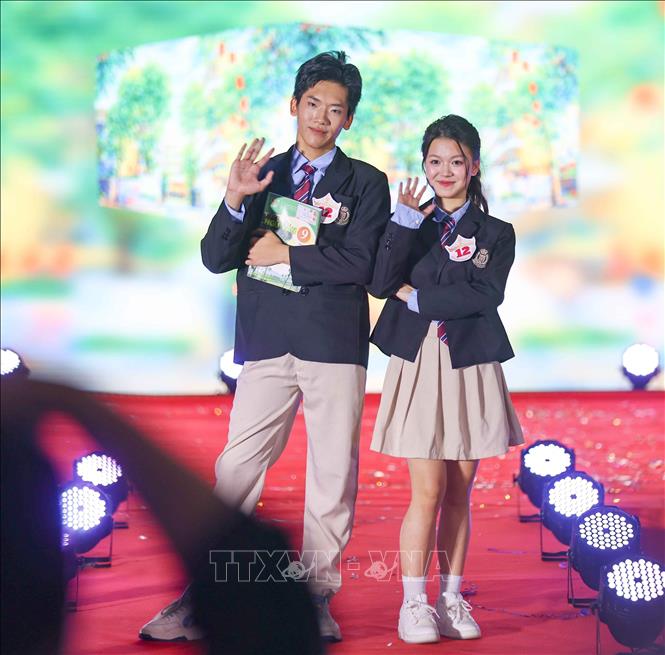 Học sinh tự tin trình diễn phần thi trang phục trong hội thi 