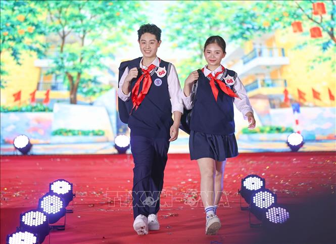 Học sinh tự tin trình diễn phần thi trang phục trong hội thi 