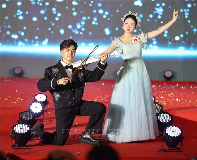 Học sinh tự tin trình diễn phần thi trang phục trong hội thi 