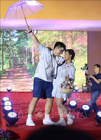 Học sinh tự tin trình diễn phần thi trang phục trong hội thi 