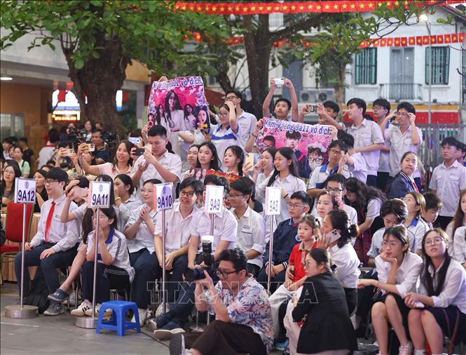 Học sinh hào hứng cổ vũ cho các bạn tham gia Hội thi 