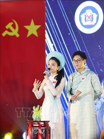 Không chỉ duyên dáng trong phần thi trang phục, học sinh còn tự tin thể hiện kiến thức của mình trong phần thi câu hỏi ứng xử. Ảnh: Thanh Tùng - TTXVN