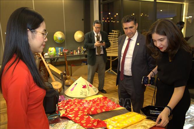 Khách quốc tế tham quan Góc Việt Nam tại sự kiện. Ảnh: Phi Hùng - PV TTXVN tại Mexico