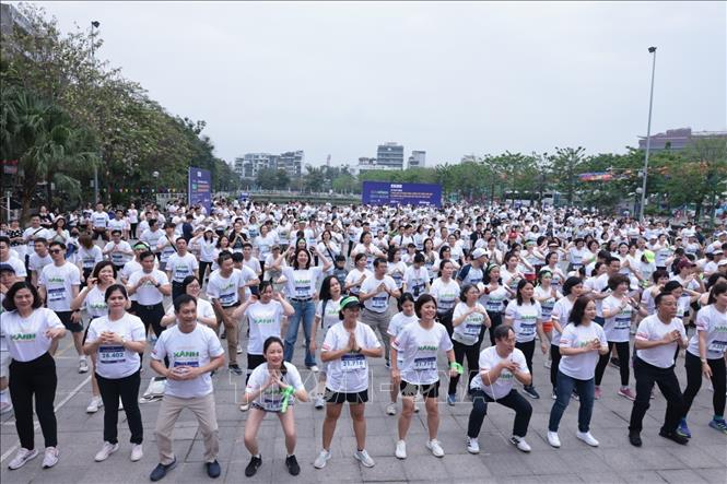 Câc VĐV khởi động trước giải chạy. Ảnh: Trần Việt - TTXVN 