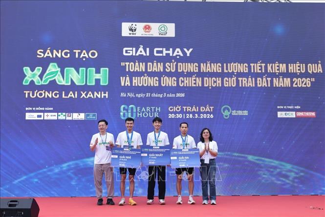 Các VĐV nam nhận giải. Ảnh: Trần Việt - TTXVN 
