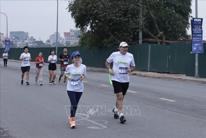Các VĐV trên đường chạy. Ảnh: Trần Việt - TTXVN 