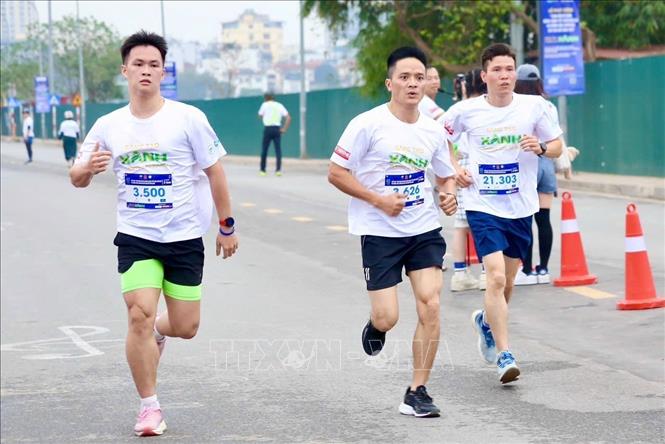 Các VĐV trên đường chạy. Ảnh: Lan Anh/TTXVN phát