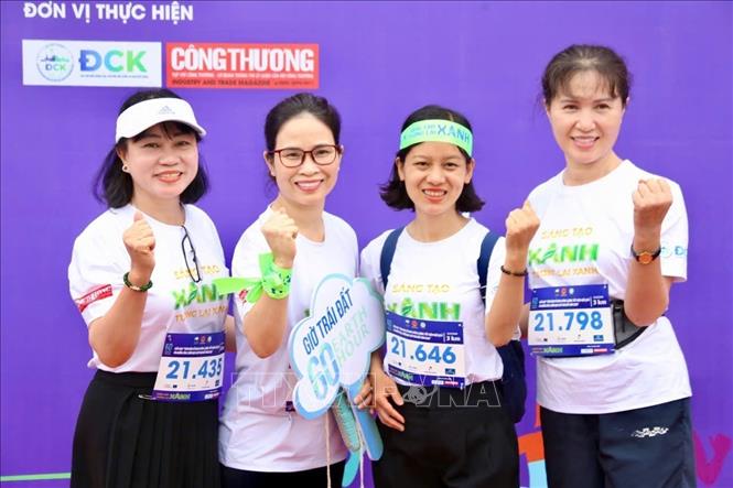 Các VĐV check-in trước giờ chạy. Ảnh: Lan Anh/TTXVN phát