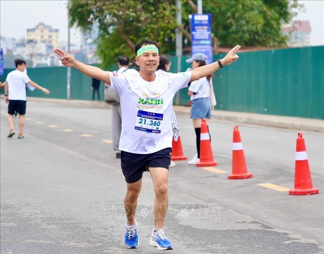 Các VĐV trên đường chạy. Ảnh: Lan Anh/TTXVN phát