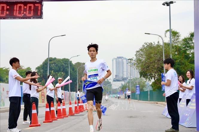 Các VĐV trên đường chạy. Ảnh: Lan Anh/TTXVN phát