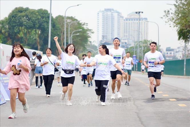 Các VĐV trên đường chạy. Ảnh: Lan Anh/TTXVN phát