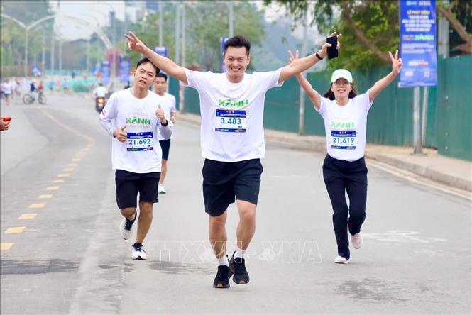 Các VĐV trên đường chạy. Ảnh: Lan Anh/TTXVN phát