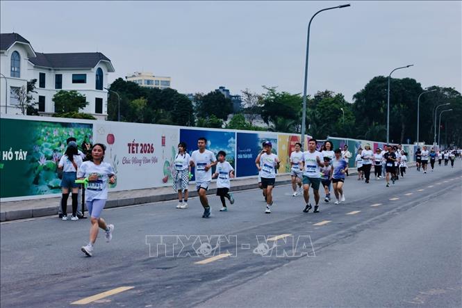 Các VĐV trên đường chạy. Ảnh: Trần Việt - TTXVN 