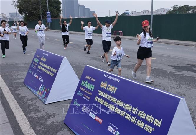 Các VĐV trên đường chạy. Ảnh: Trần Việt - TTXVN 