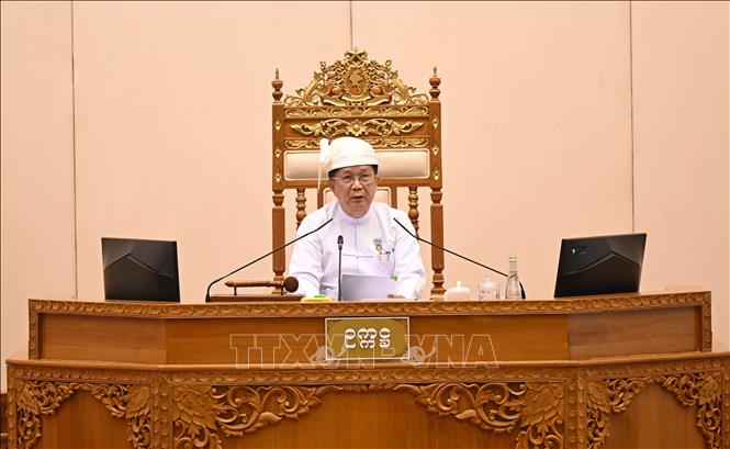 Sau khi hoàn tất cuộc tổng tuyển cử 3 giai đoạn, ngày 18/3/2026, Thượng viện (Amyotha Hluttaw) khóa mới của Myanmar đã tiến hành phiên họp đầu tiên và bầu ông U Aung Lin Dwe (ảnh), nghị sĩ thuộc đảng Liên minh Đoàn kết và Phát triển (USDP) làm Chủ tịch. Hai ngày trước đó, Hạ viện (Pyithu Hluttaw) khóa mới của Myanmar cũng đã họp và bầu ông U Khin Yi làm Chủ tịch. Ảnh: THX/TTXVN