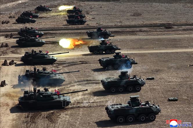 Ngày 20/3/2026, Nhà lãnh đạo Triều Tiên Kim Jong Un đã trực tiếp giám sát một cuộc tập trận tấn công phối hợp giữa bộ binh và lực lượng thiết giáp, trong đó nổi bật là màn trình diễn của xe tăng chiến đấu chủ lực thế hệ mới (ảnh) được trang bị hệ thống bảo vệ chủ động hiện đại. Hệ thống bảo vệ chủ động của loại xe tăng này đã đánh chặn thành công 100% tên lửa chống tăng và UAV tấn công từ nhiều hướng khác nhau trong các bài kiểm tra. Ảnh: Yonhap/TTXVN
