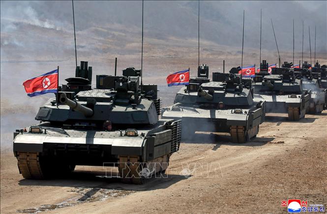 Ngày 20/3/2026, Nhà lãnh đạo Triều Tiên Kim Jong Un đã trực tiếp giám sát một cuộc tập trận tấn công phối hợp giữa bộ binh và lực lượng thiết giáp, trong đó nổi bật là màn trình diễn của xe tăng chiến đấu chủ lực thế hệ mới (ảnh) được trang bị hệ thống bảo vệ chủ động hiện đại. Hệ thống bảo vệ chủ động của loại xe tăng này đã đánh chặn thành công 100% tên lửa chống tăng và UAV tấn công từ nhiều hướng khác nhau trong các bài kiểm tra. Ảnh: KCNA/TTXVN