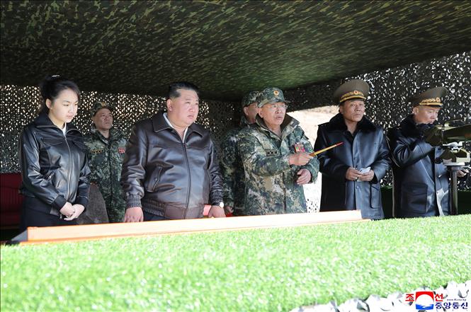 Ngày 20/3/2026, Nhà lãnh đạo Triều Tiên Kim Jong Un đã trực tiếp giám sát một cuộc tập trận tấn công phối hợp giữa bộ binh và lực lượng thiết giáp, trong đó nổi bật là màn trình diễn của xe tăng chiến đấu chủ lực thế hệ mới (ảnh) được trang bị hệ thống bảo vệ chủ động hiện đại. Hệ thống bảo vệ chủ động của loại xe tăng này đã đánh chặn thành công 100% tên lửa chống tăng và UAV tấn công từ nhiều hướng khác nhau trong các bài kiểm tra. Ảnh: KCNA/TTXVN