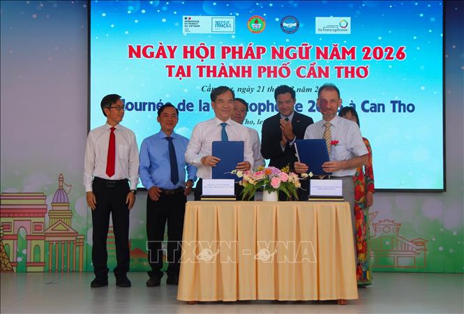 Lễ ký kết biên bản ghi nhớ hợp tác (MOU) với Trường  Lycée Français International Marguerite Duras (Pháp). Ảnh: Nguyễn Hằng - TTXVN