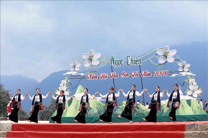 Trình diễn các tiết mục văn hóa, văn nghệ sôi nổi tại Ngày hội hoa sơn tra xã Ngọc Chiến (Sơn La). Ảnh: Quang Quyết - TTXVN