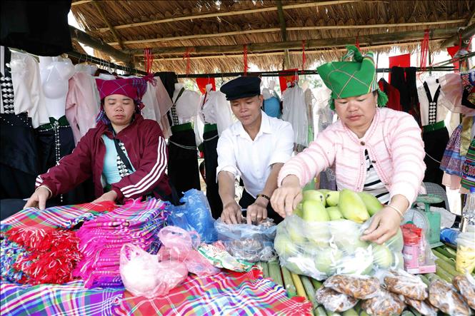 Gian hàng trưng bày, giới thiệu sản phẩm nông sản đặc trưng tại xã Ngọc Chiến. Ảnh: Quang Quyết - TTXVN