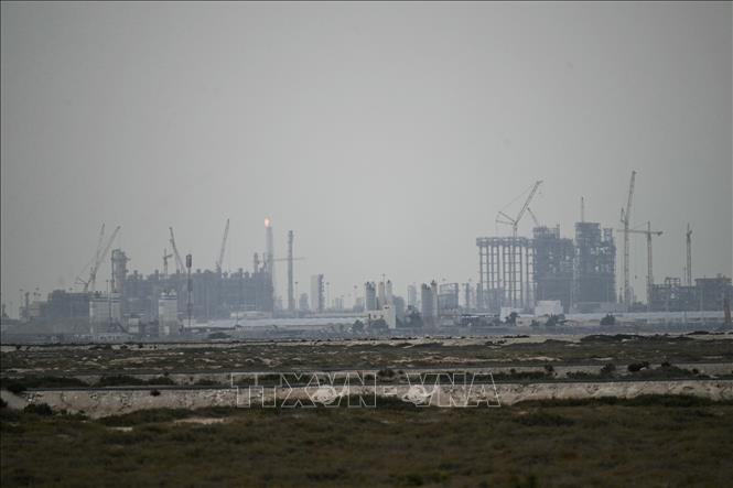 Ngày 19/3/2026, các cuộc tấn công đáp trả bằng tên lửa của Iran nhằm vào thành phố công nghiệp Ras Laffan - trung tâm sản xuất khí tự nhiên hóa lỏng (LNG) lớn nhất của Qatar (ảnh) - đã làm gián đoạn khoảng 17% năng lực xuất khẩu LNG. Đây là cơ sở then chốt cung cấp khí đốt cho nhiều thị trường lớn tại châu Âu và châu Á. Thiệt hại này có thể khiến Qatar mất khoảng 20 tỷ USD doanh thu mỗi năm, đồng thời đặt ra rủi ro lớn đối với nguồn cung năng lượng toàn cầu khi sản lượng LNG bị đình trệ là khoảng 12,8 triệu tấn mỗi năm. Ảnh: REUTERS/TTXVN