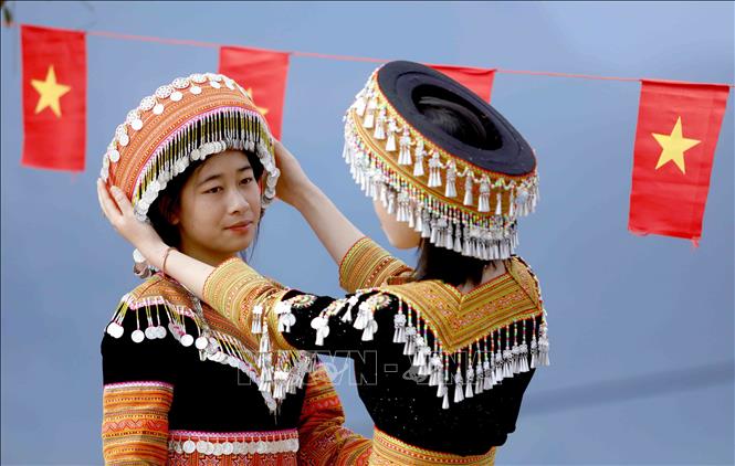 Thiếu nữ dân tộc Mông tham dự Ngày hội hoa sơn tra xã Ngọc Chiến (Sơn La) năm 2026. Ảnh: Quang Quyết - TTXVN