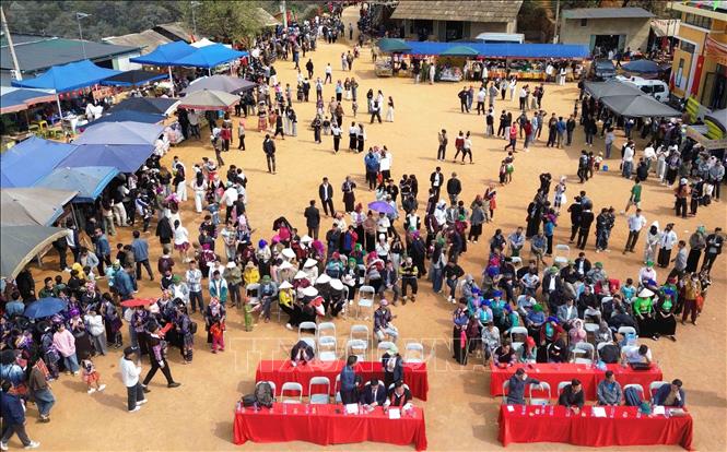 Đông đảo đồng bào các dân tộc trên địa bàn xã và du khách tham dự Ngày hội hoa sơn tra xã Ngọc Chiến (Sơn La). Ảnh: Quang Quyết - TTXVN