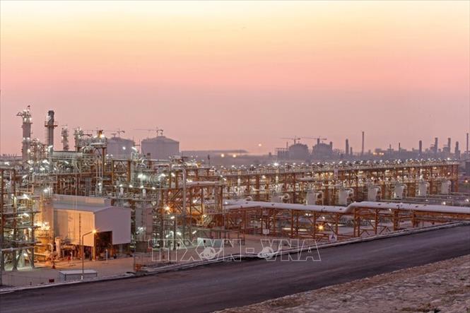 Ngày 18/3, truyền thông nhà nước Iran cho biết các cuộc không kích do Mỹ và Israel tiến hành đã đánh trúng các cơ sở năng lượng tại South Pars (ảnh), mỏ khí đốt lớn nhất thế giới nằm ở thành phố miền Nam Asaluyeh. Mỏ South Pars là mỏ khí đốt tự nhiên lớn nhất thế giới, với trữ lượng khoảng 51.000 tỷ m³, được Iran và Qatar cùng khai thác. Toàn bộ mỏ ước tính chứa lượng khí đốt đủ đáp ứng nhu cầu toàn cầu trong 13 năm. Iran nhấn mạnh đây là hành động leo thang nguy hiểm, đe dọa an ninh khu vực và nguồn cung năng lượng toàn cầu, đồng thời cảnh báo đáp trả. Ảnh: IRNA/TTXVN