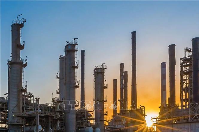Sau khi các cơ sở khí đốt tại South Pars và Asaluyeh bị tấn công, Iran đã phát cảnh báo sẽ nhắm mục tiêu vào hàng loạt cơ sở năng lượng tại Saudi Arabia, Các Tiểu vương quốc Arập Thống nhất (UAE) và Qatar. Giá dầu thế giới ngay lập tức tăng vọt lên hơn 119 USD/thùng. Các chuyên gia nhận định đây không chỉ là cú sốc ngắn hạn khi xung đột đã chuyển sang “chiến tranh năng lượng”, có thể gây gián đoạn nguồn cung trong thời gian dài. Ảnh: Nhà máy lọc dầu Samref tại thành phố cảng Yanbu (Saudi Arabia) bên bờ Biển Đỏ. Ảnh: mathrubhumi.com/TTXVN