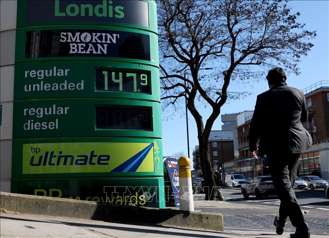 Sau khi các cơ sở khí đốt tại South Pars và Asaluyeh bị tấn công, Iran đã phát cảnh báo sẽ nhắm mục tiêu vào hàng loạt cơ sở năng lượng tại Saudi Arabia, Các Tiểu vương quốc Arập Thống nhất (UAE) và Qatar. Giá dầu thế giới ngay lập tức tăng vọt lên hơn 119 USD/thùng. Các chuyên gia nhận định đây không chỉ là cú sốc ngắn hạn khi xung đột đã chuyển sang “chiến tranh năng lượng”, có thể gây gián đoạn nguồn cung trong thời gian dài. Ảnh: Trạm bán xăng tại London, Anh ngày 18/3. THX/TTXVN