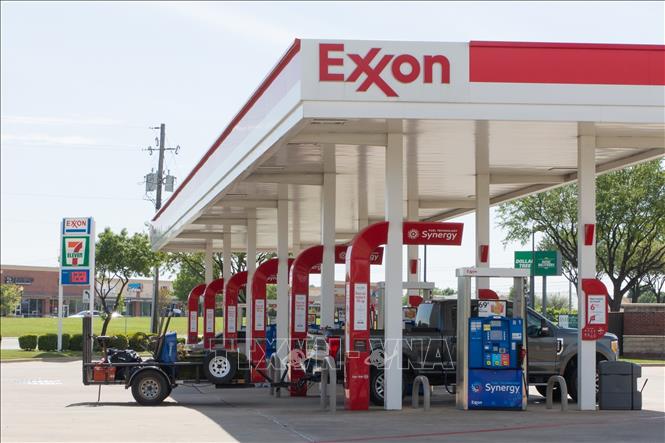 Sau khi các cơ sở khí đốt tại South Pars và Asaluyeh bị tấn công, Iran đã phát cảnh báo sẽ nhắm mục tiêu vào hàng loạt cơ sở năng lượng tại Saudi Arabia, Các Tiểu vương quốc Arập Thống nhất (UAE) và Qatar. Giá dầu thế giới ngay lập tức tăng vọt lên hơn 119 USD/thùng. Các chuyên gia nhận định đây không chỉ là cú sốc ngắn hạn khi xung đột đã chuyển sang “chiến tranh năng lượng”, có thể gây gián đoạn nguồn cung trong thời gian dài. Ảnh: Trạm bán xăng tại Plano, Texas, Mỹ. Ảnh: THX/TTXVN