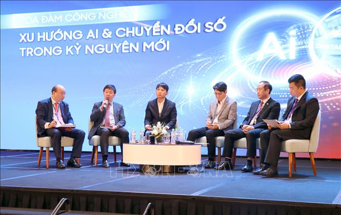 Các đại biểu phát biểu tại tọa đàm. Ảnh: Hoàng Ngọc – TTXVN 