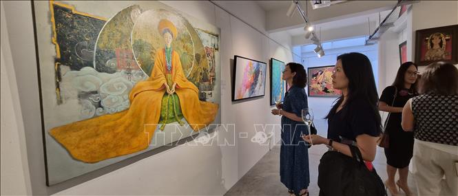 Khách tham quan tại triển lãm. Ảnh: Việt Dũng - P/v TTXVN tại Singapore