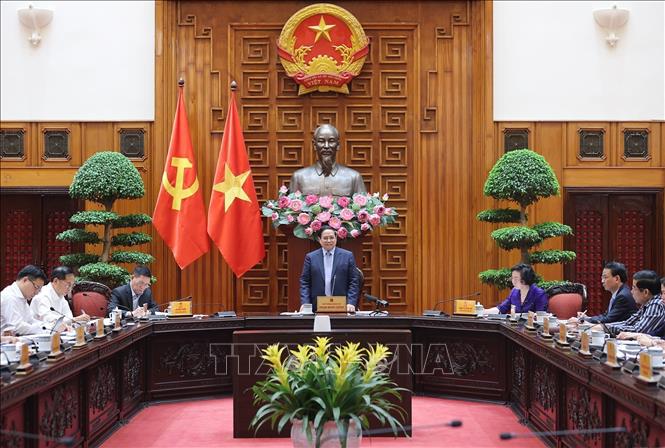Thủ tướng Phạm Minh Chính chủ trì cuộc họp Thường trực Chính phủ về bình ổn giá xăng dầu. Ảnh: Dương Giang-TTXVN
