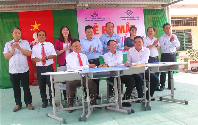 Ký kết thực hiện mô hình tại lễ ra mắt. Ảnh: Duy Khương – TTXVN


