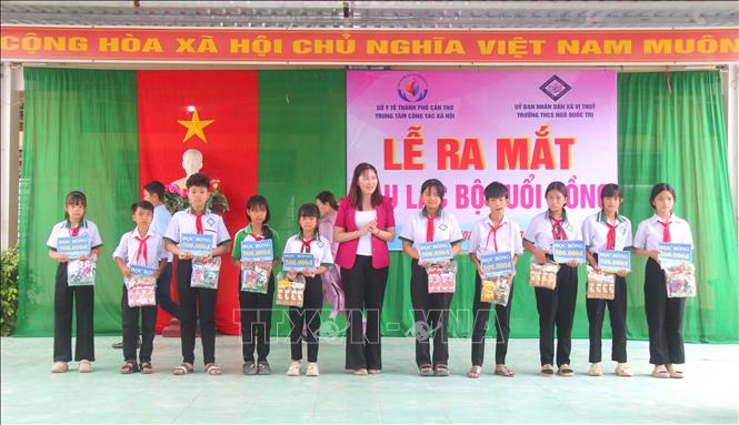 Trao tặng phần quà cho trẻ  em. Ảnh: Duy Khương – TTXVN