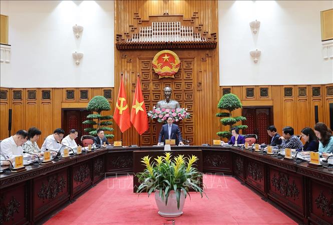 Thủ tướng Phạm Minh Chính chủ trì cuộc họp Thường trực Chính phủ về bình ổn giá xăng dầu. Ảnh: Dương Giang-TTXVN
