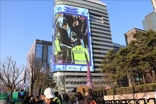 Các màn hình lớn ở Gwanghwamun đều sẽ được sử dụng để phát sóng cho buổi diễn. Ảnh Khánh Vân – TTXVN tại Seoul