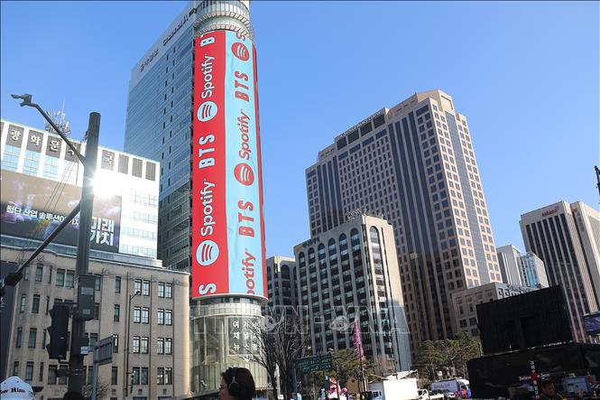 Các màn hình LED lớn ở khu vực quảng trưởng Gwanghwamun đều hiển thị nội dung quảng bá cho BTS. Ảnh Khánh Vân – TTXVN tại Seoul