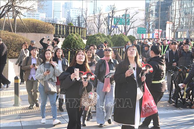 Fan hâm mộ háo hức đến quảng trường. Ảnh Khánh Vân – TTXVN tại Seoul