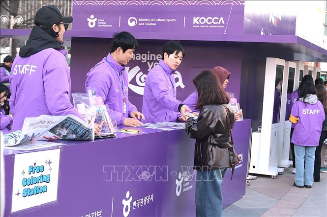 Sắc tím tràn ngập quảng trường. Cac doanh nghiệp tranh thủ quảng bá sản phẩm. Ảnh Khánh Vân – TTXVN tại Seoul